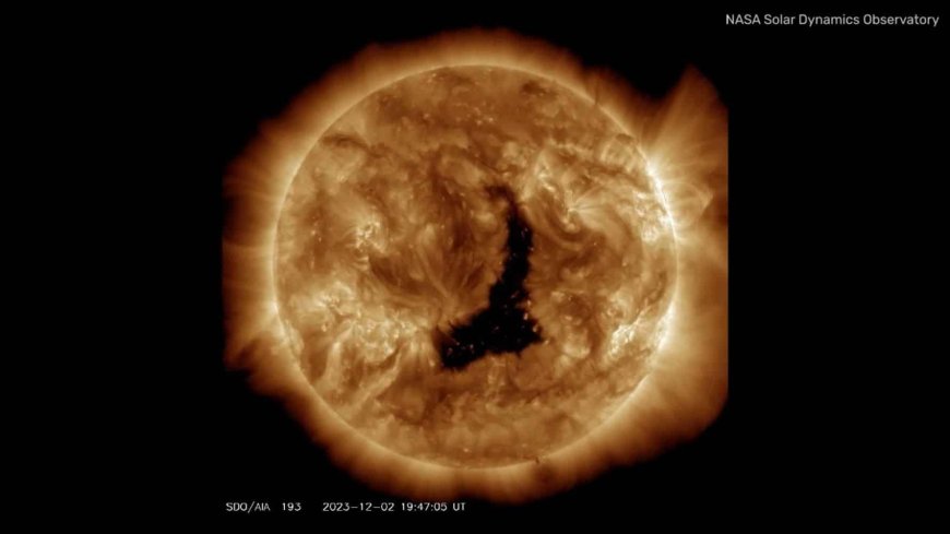 Tempête Géomagnétique Imminente : Un Trou Coronal Géant sur le Soleil Lance un Avertissement Cosmique