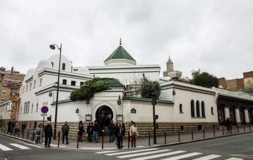 Le Recteur de la Mosquée de Paris Suscite la Colère en Algérie : Des Appels à la Destitution S’intensifient