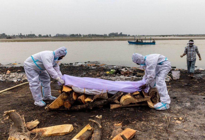 Inde: des dizaines de corps présumés morts du Covid-19 s’échouent sur les rives du fleuve Gange