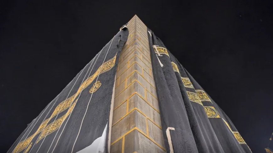 Dans la vidéo: un nouveau revêtement pour la Kaaba composé de 850 kg de soie grège