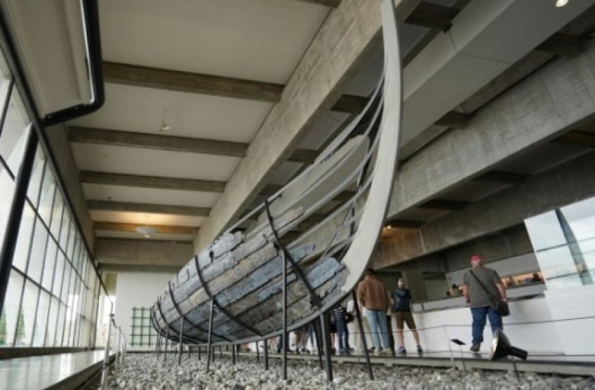 AU DANEMARK… : Des forgerons travaillent à la reconstitution  d’un bateau viking