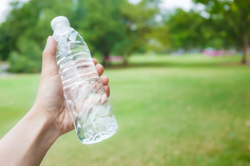 Une bouteille d’eau algérienne au cœur d’une nouvelle polémique en France