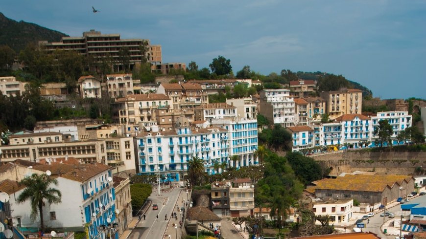 Voyage en Algérie : une touriste française filme ses vacances de rêve à Bejaïa