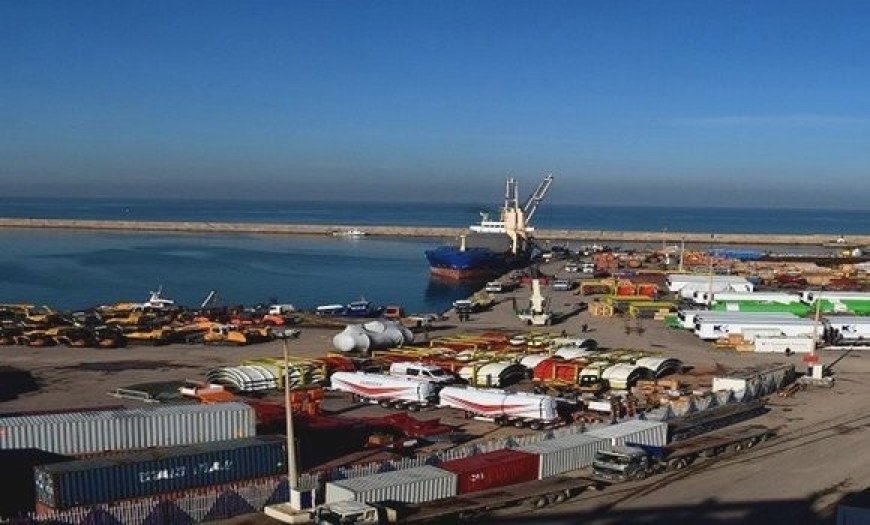 Mostaganem: Manœuvre d’une intervention en cas d’incendie d’un bateau au niveau du port