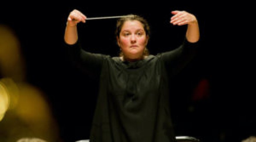 Quand une femme algérienne chef d’orchestre fait vibrer le Stade de France