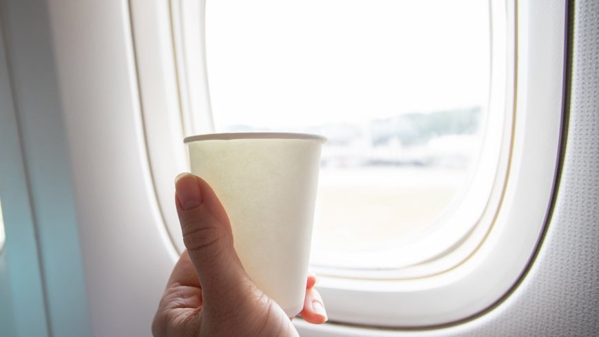 Une hôtesse de l’air conseille d’éviter cette boisson à bord de l’avion