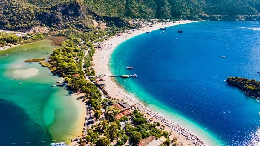 Un touriste filme une plage quasi-vide : la Turquie délaissée par les touristes ?