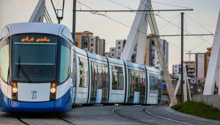 Le tramway d’Alger à l’arrêt