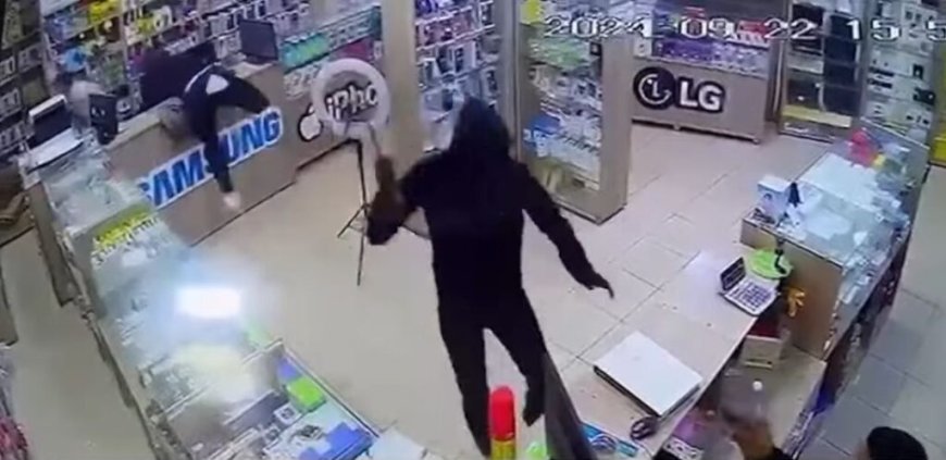 Scène hollywoodienne : des hommes cagoulés armés de sabres braquent un magasin à Tindouf (vidéo)