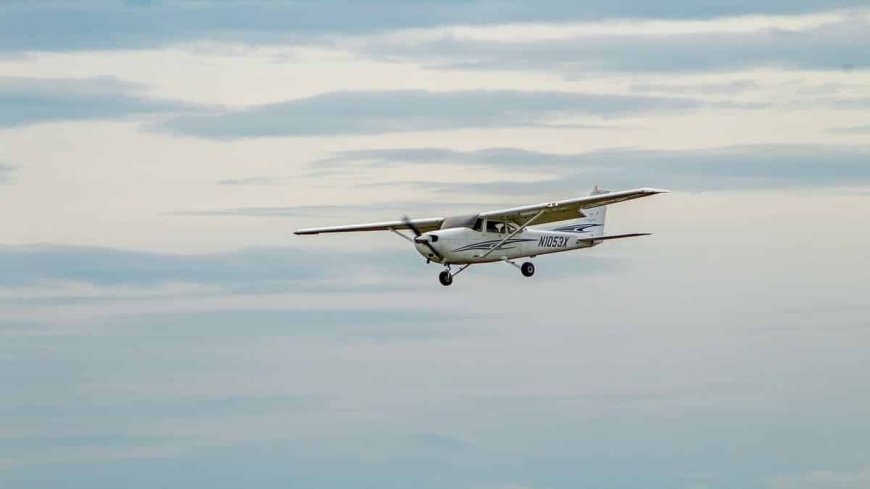 Rare atterrissage d’un petit avion de tourisme filmé à l’aéroport d’Alger